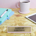 Queen of Everything - bureaubordje